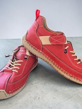 Mens waterproof size 42 (9)Lace-Up Sneakers. Hiking or work. Brand new. No box